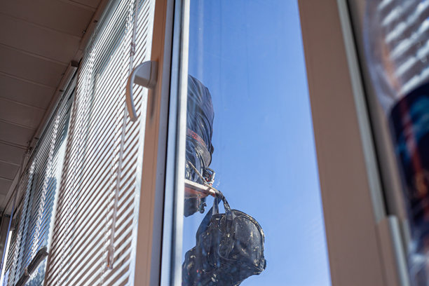 一名工业攀爬者使用高空作业设备在高处作业，照片从建筑内部拍摄图片下载