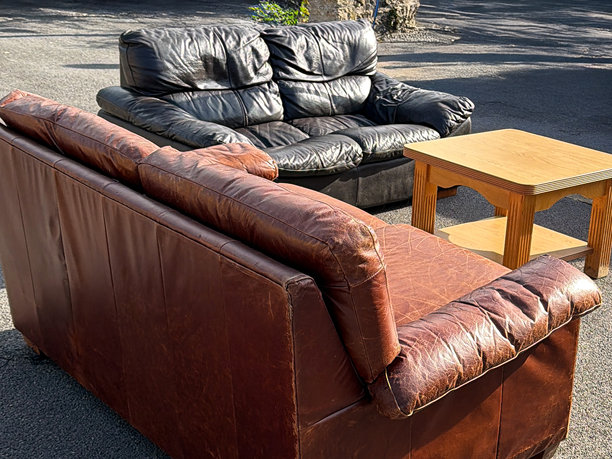 古董市场上展示的户外皮质沙发，展现出复古家具、时尚座椅和质朴魅力图片下载