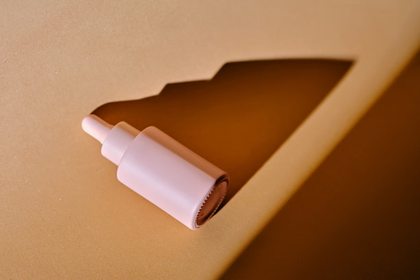 夕阳下的精华液瓶子图片下载