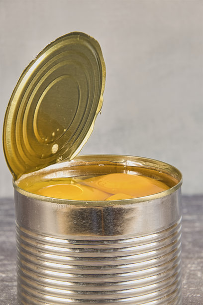 刚打开的罐头里的桃子。特写照片，留有复制空间。图片下载