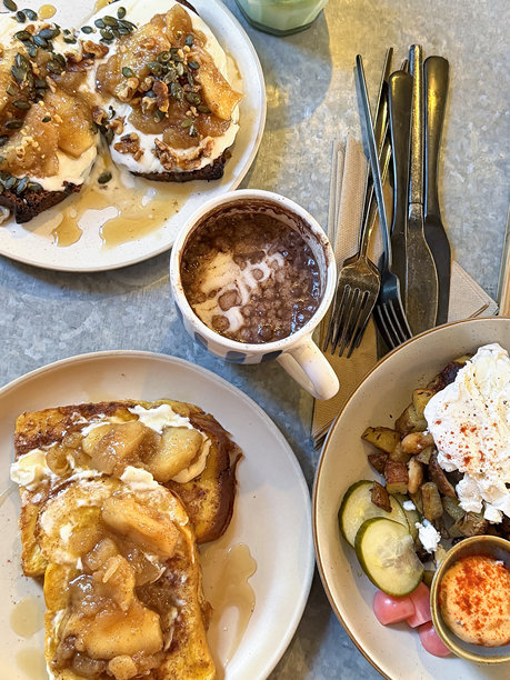 一张健康的早餐图片，包含法式吐司、香蕉、苹果、水波蛋、薯饼、豆子和咖啡图片下载