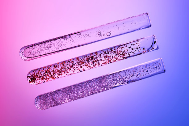 照片中试管里的精华，充满实验与科技精神。图片下载