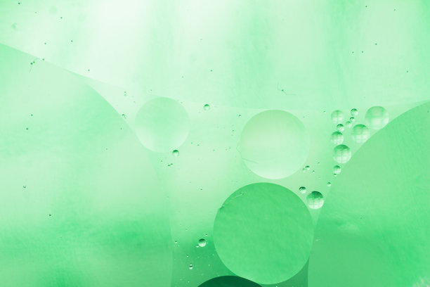 蓝背景下，油滴中的水珠的唯美奇幻微距照片。抽象艺术。图片下载