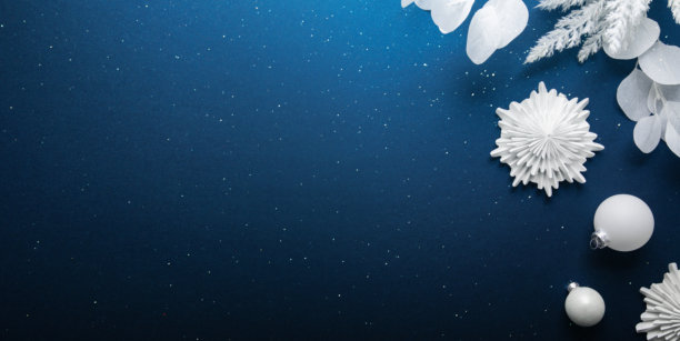 圣诞快乐，节日快乐贺卡、装饰画框、横幅。新年。圣诞颂歌。蓝色背景上的白色圣诞装饰品，俯视。冬季圣诞节日主题。图片下载