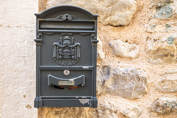 带有装饰性纹章的复古壁挂式邮箱。夏日旅行、复古通讯和历史悠久的欧洲街头文化。图片下载