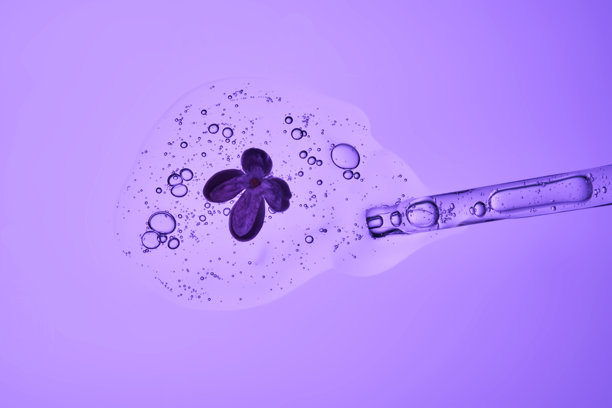 滴管中倾倒出带有气泡和紫丁香花的精华液，质感十分细腻。图片下载