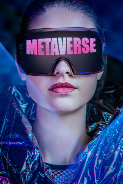 佩戴虚拟现实眼镜的女性，屏幕显示元宇宙文字图片下载