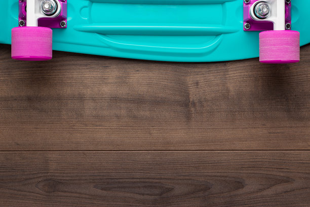 俯视拍摄的巡航滑板在木质背景上的平铺照片图片下载