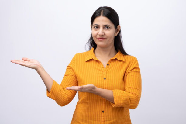 身穿黄色库尔塔裙的成年女性的白色背景照片素材图片下载