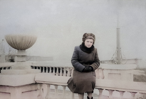 一位穿着20世纪50年代服装、若有所思的年轻女孩的复古肖像，背景为城市。摄于1955年的复古照片。图片下载