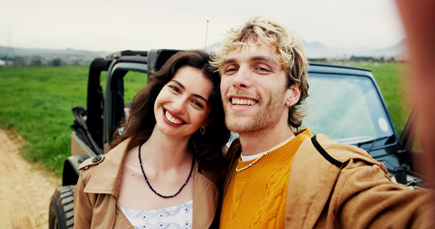 自拍、旅行中的情侣，充满幸福、爱与回忆，庆祝周年纪念，摄影与公路旅行。乡村、户外、一男一女，头像照，充满冒险、旅程与Z世代的元素。图片下载