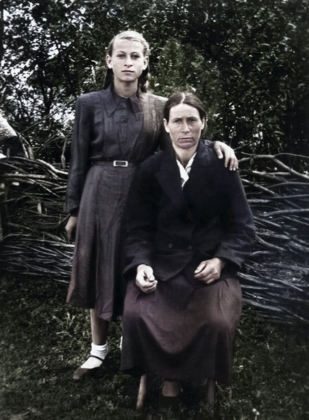 花园里一位年轻貌美女子和她中年母亲的复古肖像。摄于1956年的老照片。图片下载