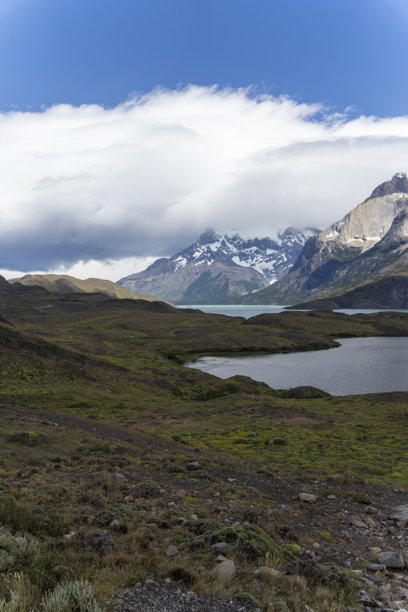 智利南美巴塔哥尼亚百内国家公园的山地景观图片下载