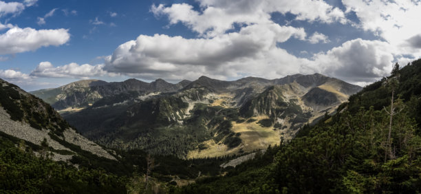 罗马尼亚雷泰扎特国家公园的山地景观。图片下载