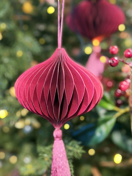 装饰节日圣诞树，折纸，蜂窝状纸饰，彩色饰品，手工装饰品图片下载