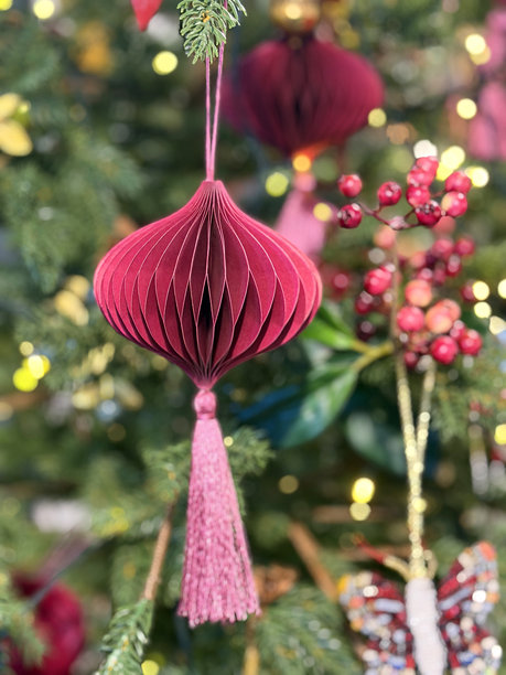 装饰有折纸蜂窝球、折纸吊饰和节日装饰品的圣诞树图片图片下载