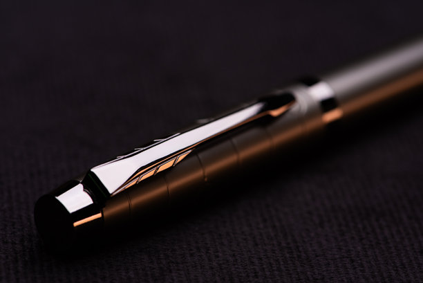 钢笔，黑色表面上钢笔的美丽细节，低调照片，选择性对焦。图片下载