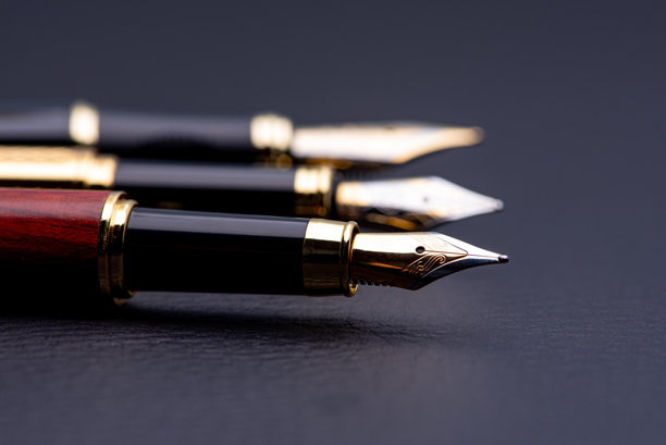 钢笔，钢笔在黑色表面上的精美细节，低调照片，选择性对焦。图片下载