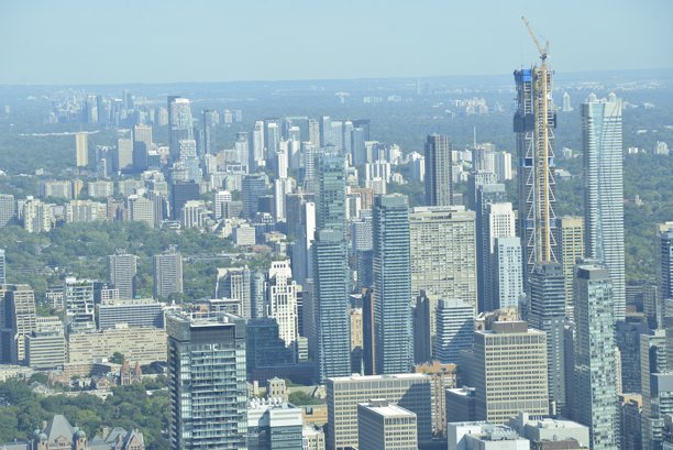 多伦多天际线鸟瞰图——多伦多市中心摩天大楼的现代都市风貌与城市发展图片下载