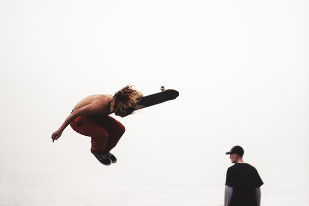 加利福尼亚州威尼斯海滩 - 捕捉标志性的威尼斯海滩滑板公园里，动态的滑板运动的即兴、抓拍的图片图片下载