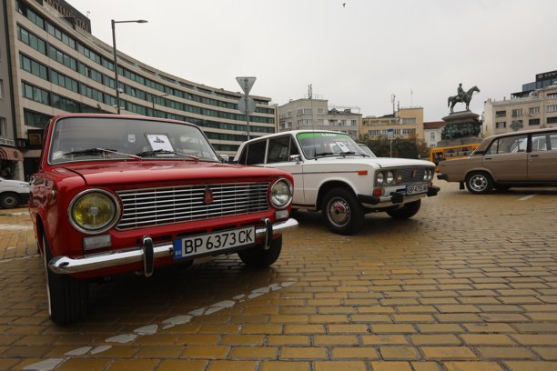 复古和经典汽车参加保加利亚首都索非亚国家议会广场的秋季复古游行图片下载