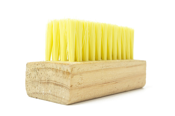 一张特写、横向的影棚照片，展示了一把清洁刷，其拥有天然光泽的木质手柄和明亮的黄色合成刷毛。刷子被独立放置在纯白色背景上。图片下载