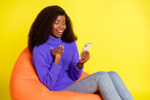 可爱的深肤色女孩的个人资料照片，手放在胸前，新订阅评论，隔离在黄色背景上图片下载