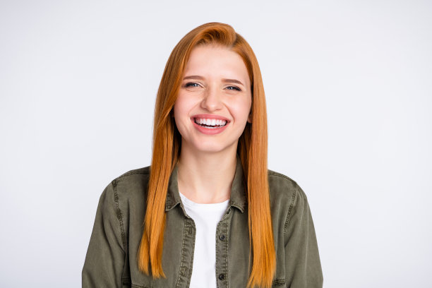 穿着灰色衬衫的乐观红发女士照片，孤立在白色背景上图片下载
