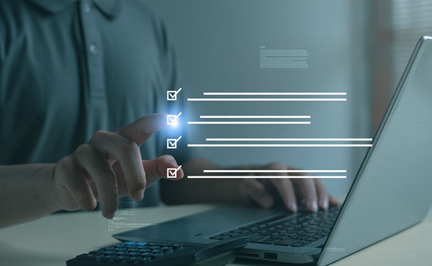 商人使用笔记本电脑，在虚拟屏幕上触摸数字清单，现代在线商业技术中的任务管理、数据控制、生产力系统和工作流自动化概念。图片下载