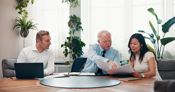 金融办公室的商业人士正在进行交易会议，有文件、笔记本电脑和商业人士。团队协作、电脑和股票市场，以及工作场所的员工团队，涉及金融、投资或投资组合。图片下载