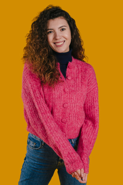 一位自信、卷发、友善的女专业人士，为生活方式图片摆姿势图片下载