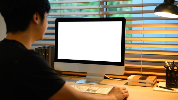 特写镜头，男子正在使用带有空白屏幕的电脑进行打字，用于素材模板。图片下载