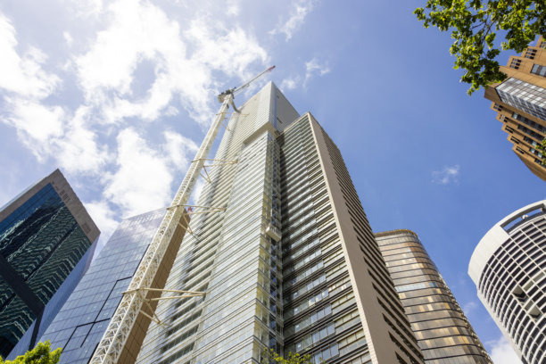 城市摩天大楼建设，背景留有复制空间图片下载