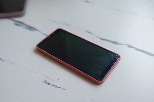 桌上的碎屏智能手机素材图片图片下载