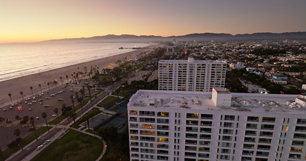 加利福尼亚州圣莫尼卡海岸日落时分，俯瞰两栋公寓楼向北拍摄的航拍照片图片下载