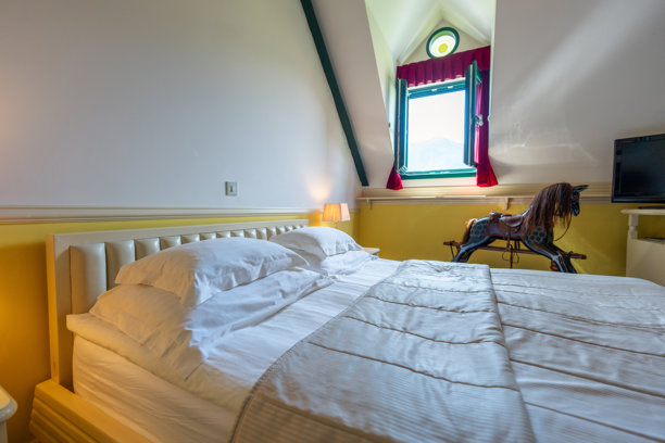 古朴典雅的复古精品酒店房间图片下载