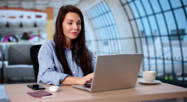 忙碌的艺术家在笔记本电脑上编辑照片图片下载