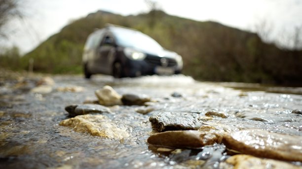 越野探险。汽车涉水过河图片下载