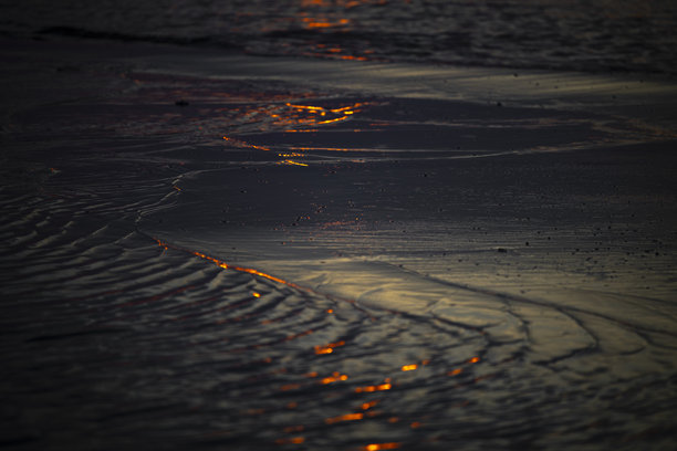 日落时分抽象极简的海浪照片。浅景深，散景，特写。图片下载