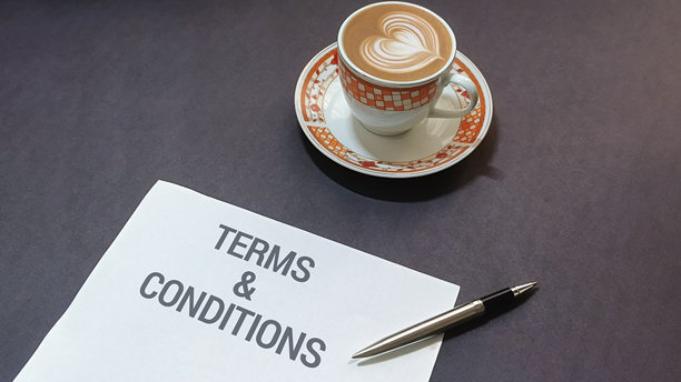 在享用拿铁咖啡拉花的同时审阅合同条款，确保在签署商业法律文件前获得安心和清晰的理解。图片下载