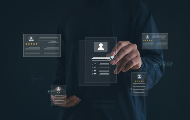 数字招聘和人力资源管理概念，一名商人使用触控笔和智能手机在虚拟屏幕上选择候选人资料，展示简历评估和评级系统。图片下载