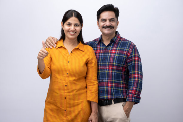 身着休闲装的印度情侣肖像，白色背景下隔离的素材照片图片下载