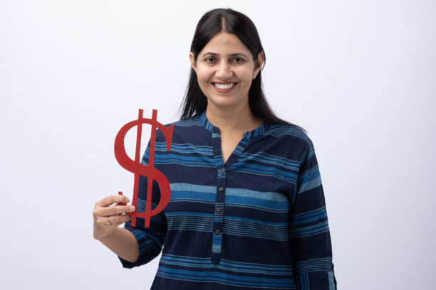 身穿蓝色库尔塔的成年女性的白色背景照片素材图片下载