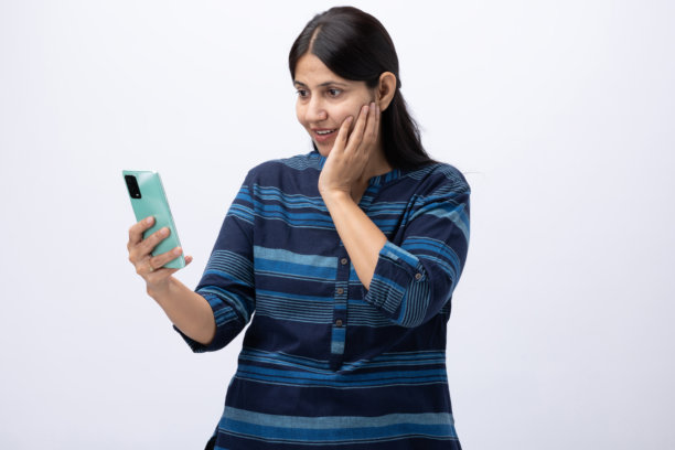 身穿蓝色库尔塔的成年女性在白色背景下的照片素材图片下载