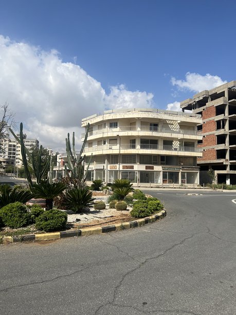 北塞浦路斯法马古斯塔瓦罗沙鬼城，废弃的海滨度假村建筑，股票照片图片下载