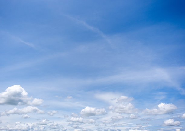 蔚蓝天空与云朵的全景视图，带有微小云朵的蓝天背景。蓝天中飘浮着蓬松的白云。迷人的天空与云朵景致的素材照片。图片下载