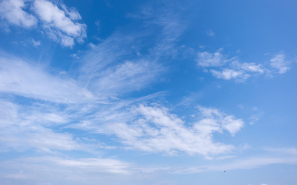 湛蓝天空与云朵的全景视图，带有细小云朵的蓝天背景。蓝天上朵朵白云。迷人的天空与云彩美景的吸引力图库照片。图片下载