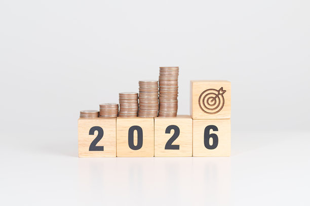 2026新年快乐，包含硬币堆和飞镖盘图标。 策略、目标、金钱、预算、税务、投资、财务、储蓄和新年决心概念图片下载