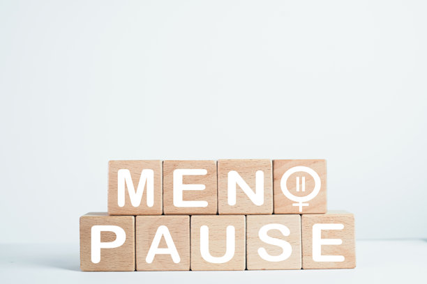 木块上的“更年期”字样，以及结合了女性和暂停符号的创意图标，代表女性健康和衰老。图片下载