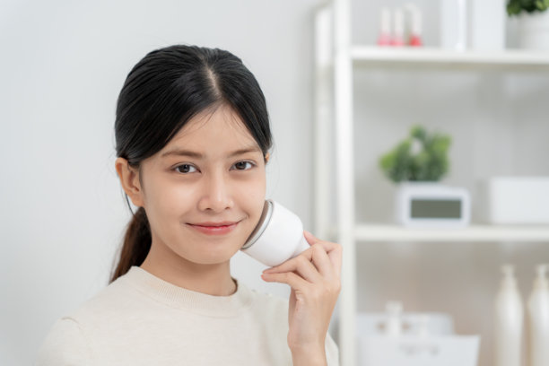 亚洲美女使用工具收缩毛孔。健康的脸部。面部护理和治疗。皮肤广告。面霜、抗皱、娃娃脸、美白、保湿、收缩毛孔精华液图片下载